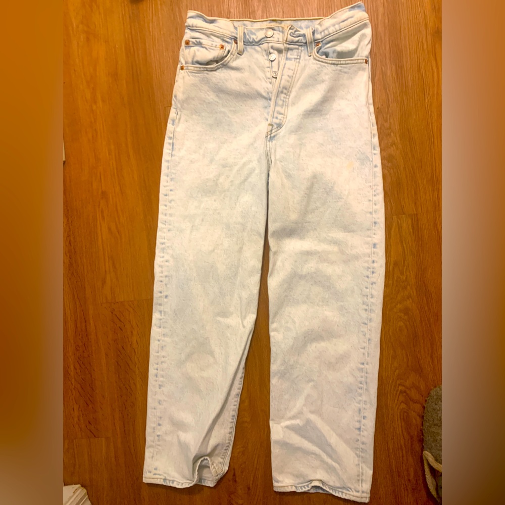 white wash high waisted levi’s jeans